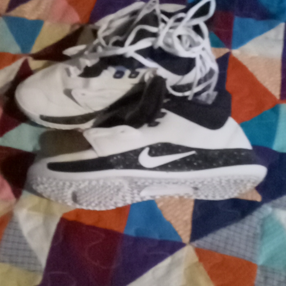 Basketball shoes